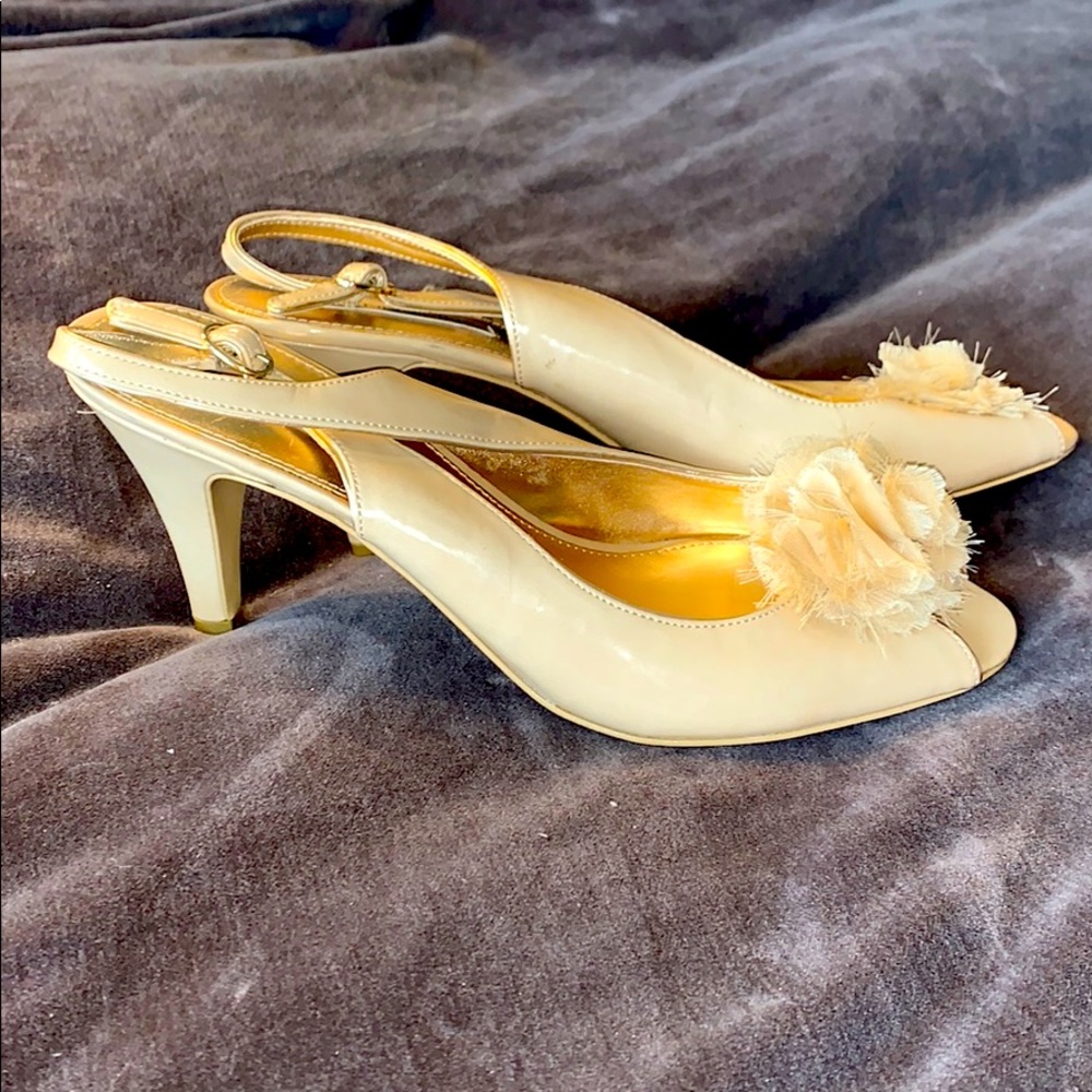 NEW Bandolino 11M nude heels with a cloth flower